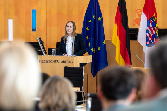 Landtagspräsidentin am Rednerpult