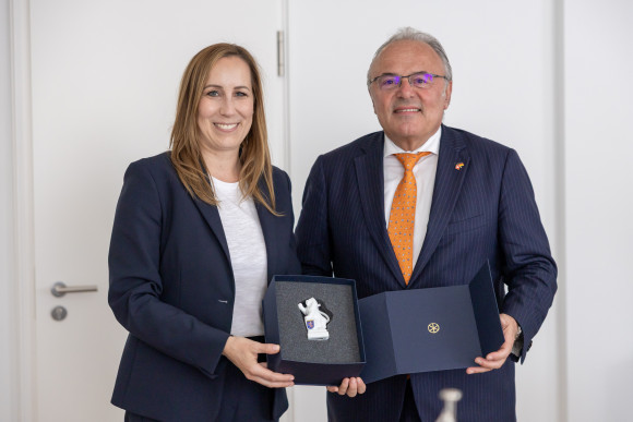 Geschenkeübergabe