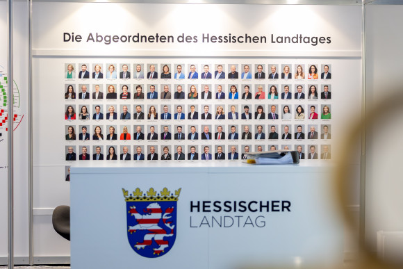 Stand Hessischer Landtag auf dem Hessentag mit Bildern der Abgeordneten
