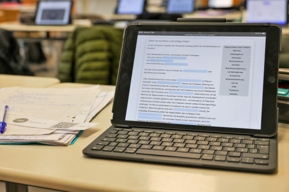 Auf einem Tablet ist ein Lückentext zur Gesetzgebung im Landtag zu sehen.