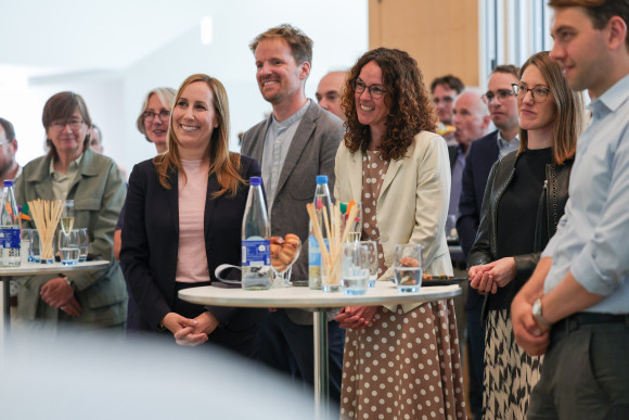 Menschen im Plenargebäude