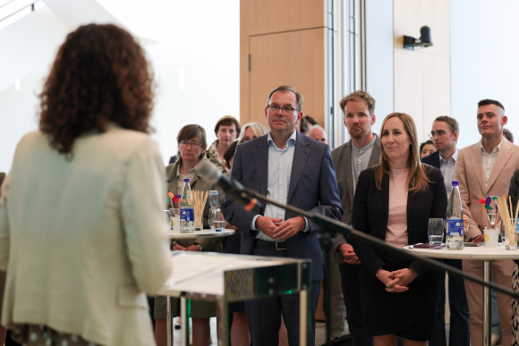Abgeordnete bei der Verabschiedung von Angela Dorn