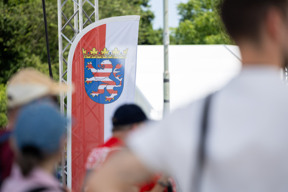 Hessentag 2025 Bühnenauftritt Fahne
