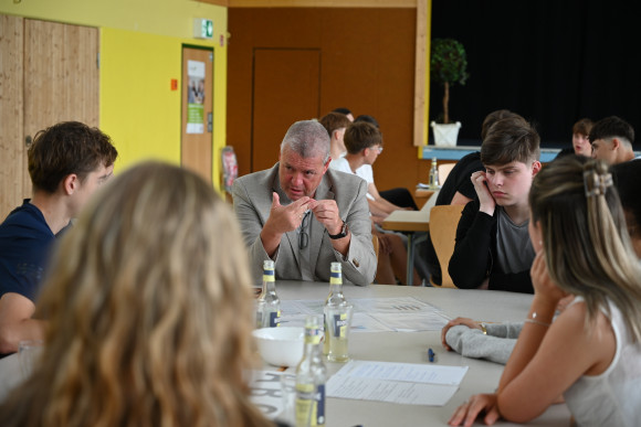 Abgeordneter Klaus Gagel diskutiert mit Schülerinnen und Schülern