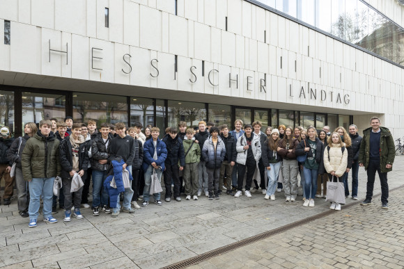 Besuchergruppe vor dem Plenargebäude