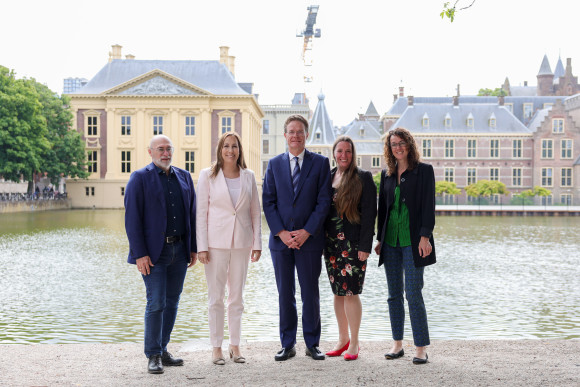 Gruppenbild Präsidiumsmitglieder und deutscher Botschafter