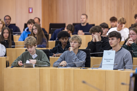 _29a2615.jpg Schülerinnen und Schüler auf den Abgeordnetenbänken im Plenarsaal