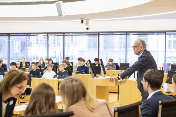 _29a2629.jpg Landtagsdirektor Peter von Unruh spricht am Redepult