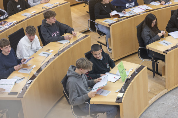 _29a2688.jpg Jugendliche im Plenarsaal