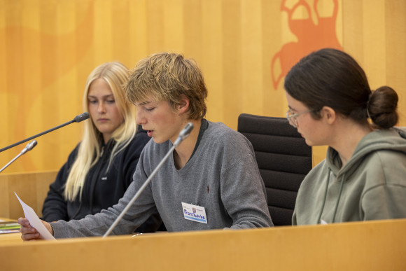 _29a3277.jpg Ein Jugendlicher spricht vom Präsidium aus
