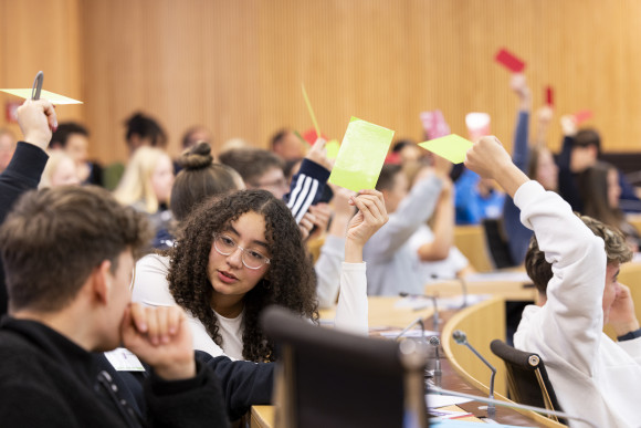 _29a3550.jpg Schülerinnen und Schüler stimmen ab
