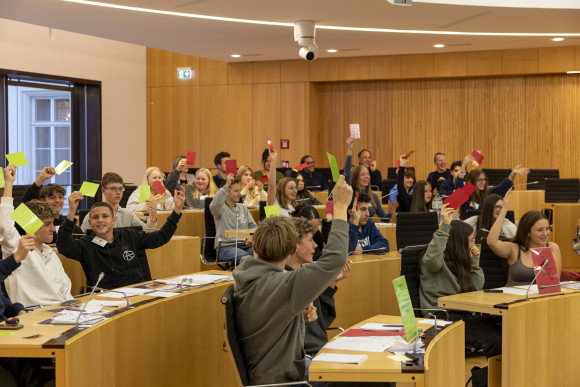 _k9a0782.jpg Schülerinnen und Schüler stimmen ab