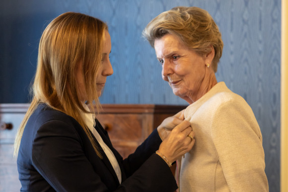 Landtagspräsidentin steckt Felicitas Reusch das Bundesverdienstkreuz an