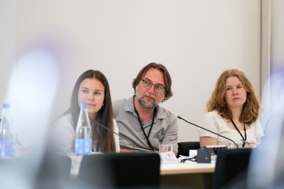 dialogveranstaltung_sv_29-06-2025_bh-11.jpg Drei Teilnehmer hören zu.