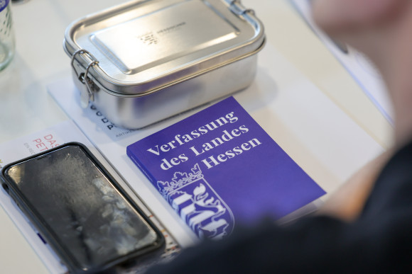 dialogveranstaltung_sv_29-06-2025_bh.jpg Tisch mit Handy, Landesverfassung und Brotdose