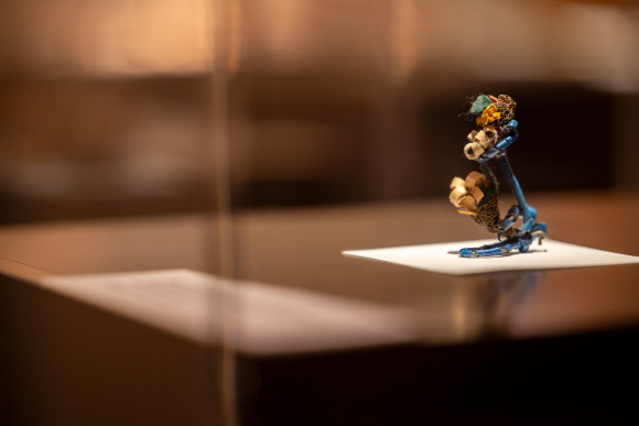 Figur in Vitrine