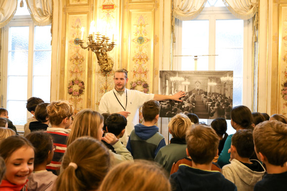 hess.landtag-foto-hupfeld-5903.jpg Gästeführer erklärt einer Gruppe Kinder den Musiksaal