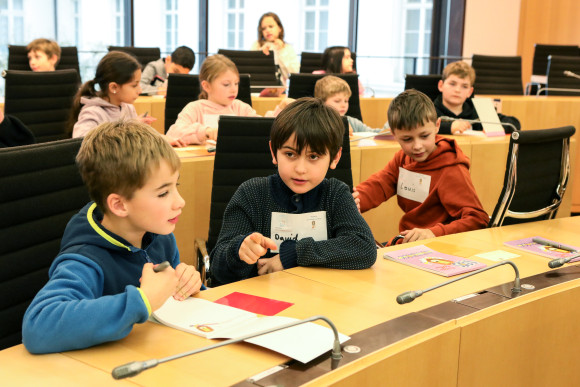 hess.landtag-foto-hupfeld-6249.jpg Kinder auf den Abgeordnetenplätzen im Plenarsaal