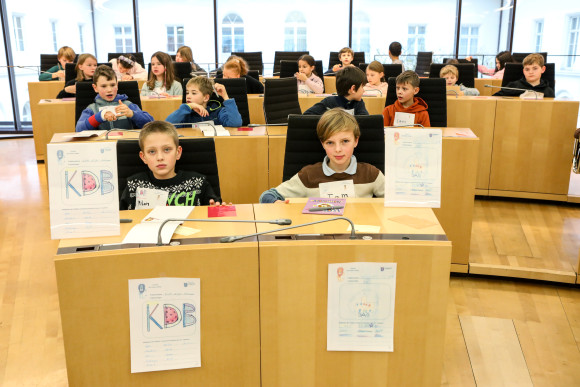 hess.landtag-foto-hupfeld-6255.jpg Kinder auf den Abgeordnetenplätzen im Plenarsaal
