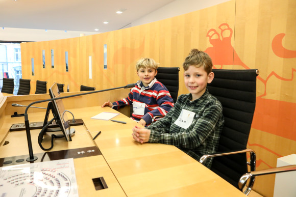 hess.landtag-foto-hupfeld-6257.jpg Zwei Jungen sitzen im Präsidium des Hessischen Landtages