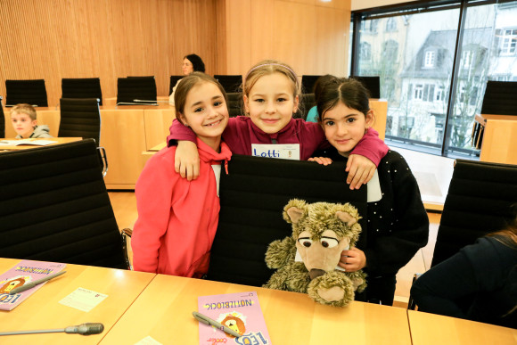 hess.landtag-foto-hupfeld-6315.jpg Drei Mädchen mit Plüschtier im Plenarsaal