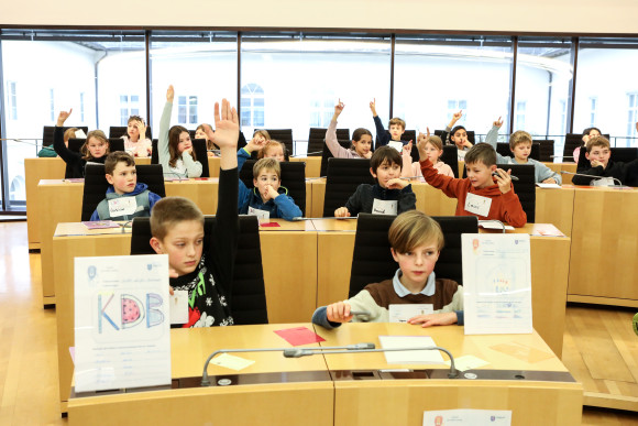 hess.landtag-foto-hupfeld-6323.jpg Kinder stimmen im Plenarsaal ab