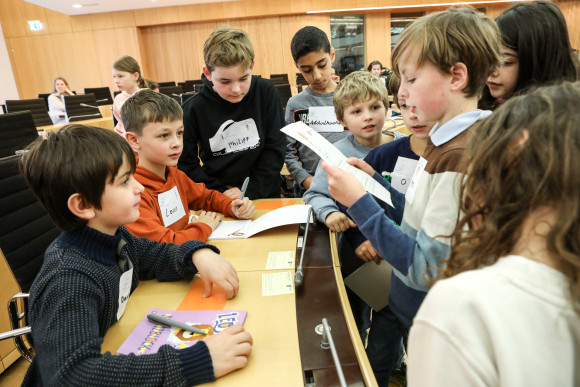 hess.landtag-foto-hupfeld-6363.jpg Eine Gruppe Kinder bereiten Veranstaltungsmaterial im Plenarsaal vor.