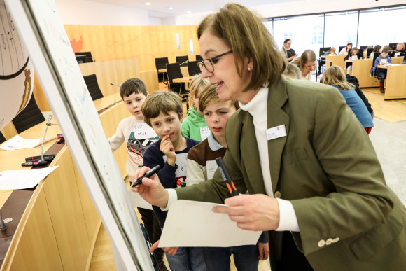 hess.landtag-foto-hupfeld-6440.jpg Die Planspielleitung macht Notizen