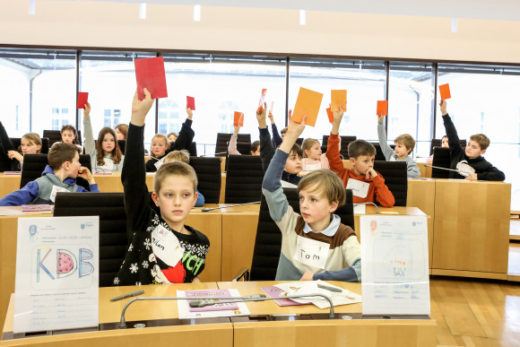 hess.landtag-foto-hupfeld-6541.jpg Kinder stimmen im Plenarsaal ab