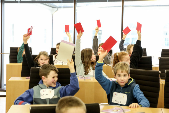 hess.landtag-foto-hupfeld-6547.jpg Kinder stimmen im Plenarsaal ab