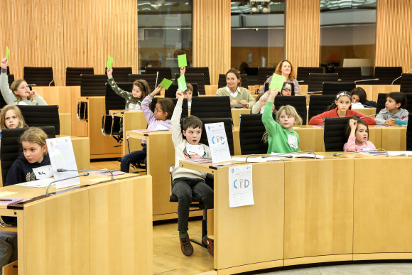 hess.landtag-foto-hupfeld-6555.jpg Kinder stimmen im Plenarsaal ab