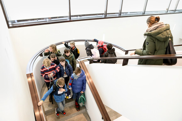 hess.landtag-foto-hupfeld-6626.jpg Kinder verlassen die Lobby