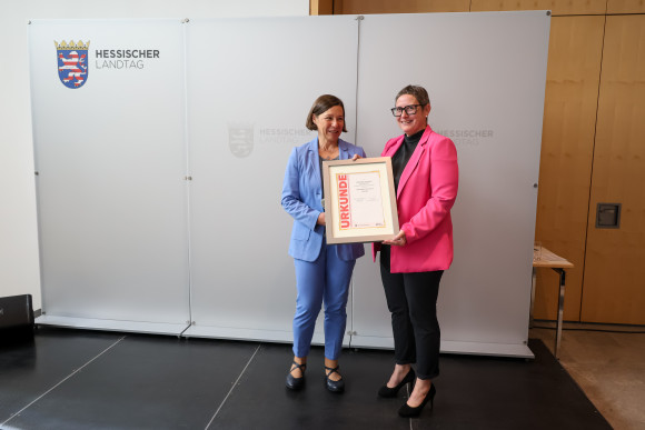 Zwei Frauen halten Urkunde