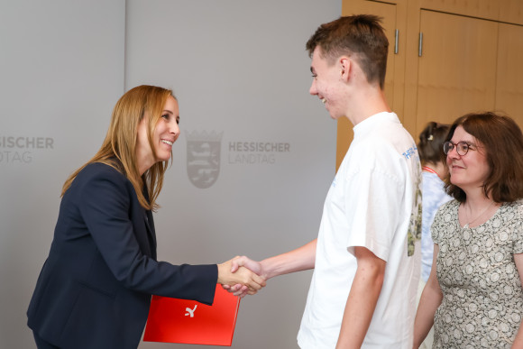 Landtagspräsidentin gratuliert Schüler