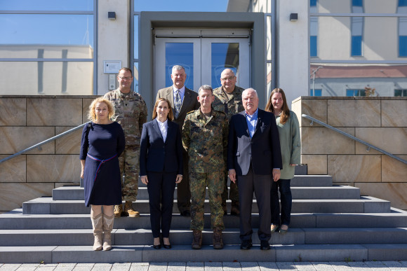 Gruppenbild mit Präsidentin und Vizepräsidenten und Militärvertretern vor Kaserne