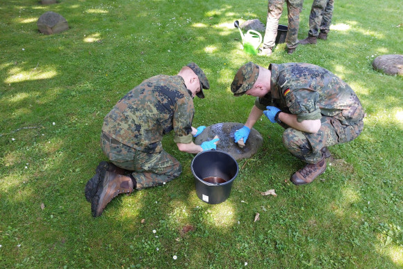 Auszubildende der Bundeswehr reinigen Kriegsgräber Auszubildende der Bundeswehr reinigen im Juli Kriegsgräber auf dem Kasseler Hauptfriedhof
