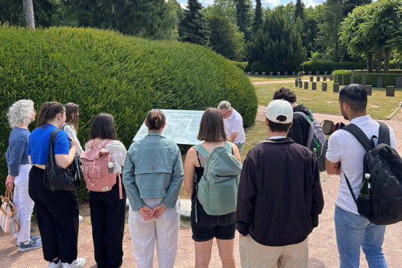 Studierende aus Gießen besuchen die Kriegsgräber auf dem Wiesbadener Südfriedhof Studierende aus Gießen besuchen die Kriegsgräber auf dem Wiesbadener Südfriedhof
