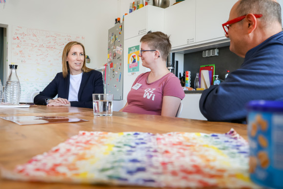 Personen  am Tisch im Gespräch