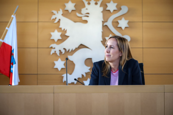 Landtagspräsidentin im Thüringer Plenarsaal