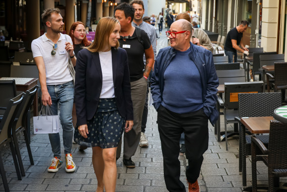 Landtagspräsidentin und Mark Segal laufen durch die Fußgängerzone