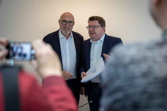 UNA 21/2 Abschlussbericht UNA-Berichterstatter J. Michael Müller (CDU) und -Vorsitzender Marius Weiß (SPD) zeigen den Abschlussbericht