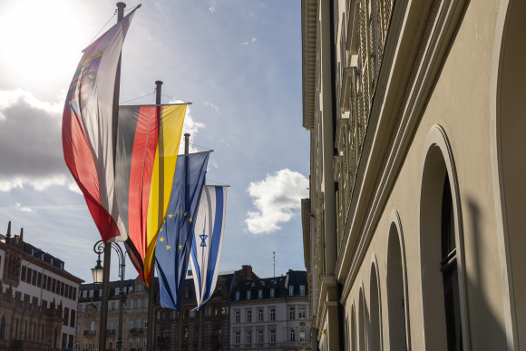 Solidarität mit Israel Flaggen Hausfassade Solidarität mit Israel Flaggen Hausfassade