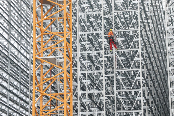 foto_des_jahres_wirtschaft_und_mobilitaet_kletterkunst_nadine_weigel.jpg Person klettert an Baugerüst