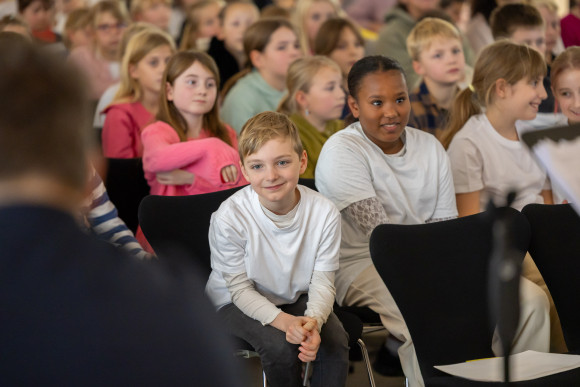 Musiksalische Grundschule Junge weißes Shirt