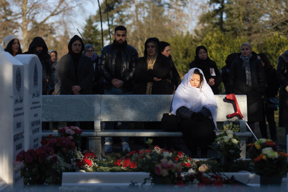 sieger_land_und_leute_fuenf_jahre_danach_lucas_baeuml.jpg Menschen am Grab