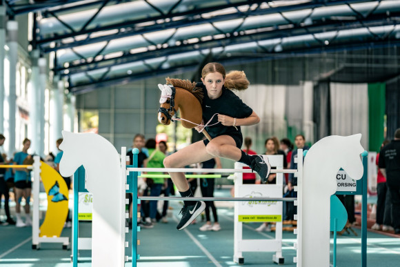 sieger_sport_und_freizeit_hobby_horsing_deutsche_meisterschaften_2024_peter_juelich.jpg Mädchen beim Hoarsing