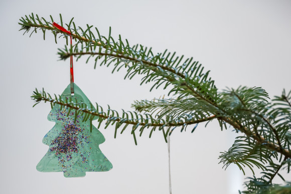 Kinder haben den Christbaumschmuck gebastelt