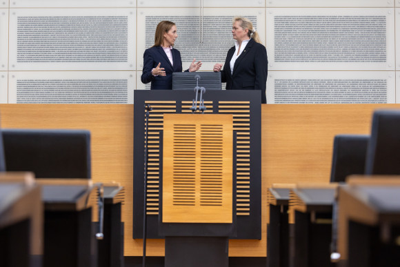 Besuch im Saarland Rednerpult