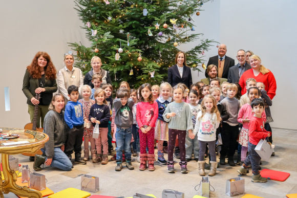 Weihnachtsbaum 2025 Kindergruppenbild