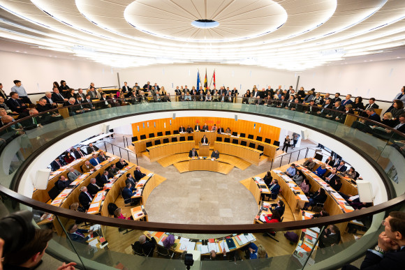 Hessischer Landtag Blick von der Besuchergalerie in den Plenarsaal